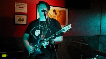 Danny Giles spielt bei der Langen Bandnacht im Moskito E-Gitarre