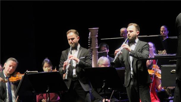 Virtuosen an der Klarinette: Das Duo Gurfinkel begeisterte beim Neujahrs-Konzert des Philharmonischen Orchesters im Stadttheater.