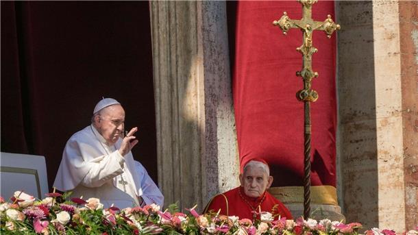 „Viva il Papa!“: Papst Franziskus (l.) in der Hauptloge des Petersdoms im Vatikan.
