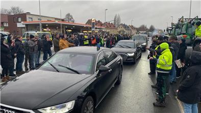 Vizekanzler Robert Habeck fährt durch die Menschenmenge in Nordenham - viele Protestierende zeigen ihm ihren Unmut.