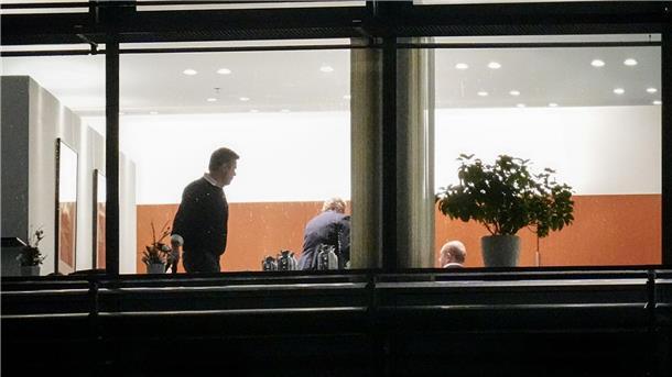Haushaltskrise: Wirtschaft fordert Koalition zu Einigung auf Vizekanzler Robert Habeck (l), Bundeskanzler Olaf Scholz (r) und Bundesfinanzminister Christian Lindner kamen erneut zu Beratungen zusammen.