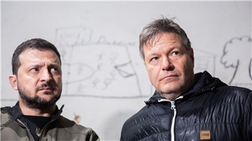 Vizekanzler Robert Habeck neben dem ukrainischen Präsident Wolodymyr Selenskyj in dem Schulkeller in Jahidne, in dem Geiseln gehalten wurden.