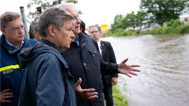 Hochwasser: Dauerregen sorgt für Extrem-Wochenende im Süden Vizekanzler Robert Habeck und der bayerische Innenminister Joachim Herrmann in Reichertshofen im Landkreis Pfaffenhofen an der Ilm.