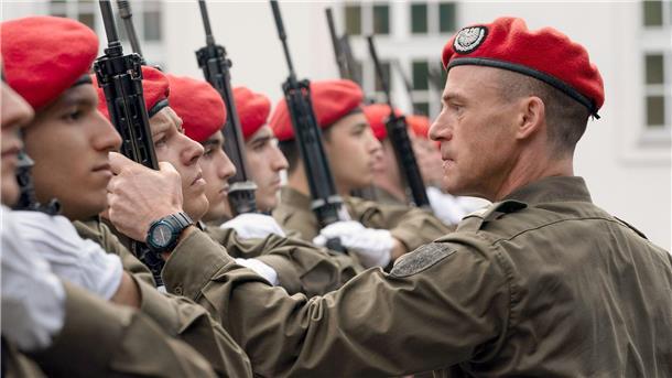 Vizeleutnant Charles Eismayer (Gerhard Liebmann, re.) drillt seine Rekruten hart.