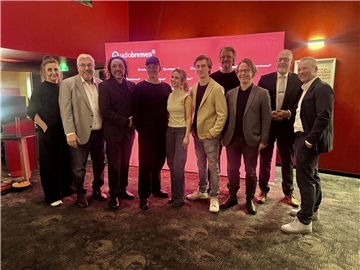 v.l. Annette Strelow (Radio Bremen), Melf Grantz (Oberbürgermeister), Hamid Baroua (Produktion), Nicolai Rohde (Regie), Leonie Wesselow und Alessandro Schuster(Schauspieler), Nils Morten Osburg(Drehbuch), Christoph Menardi (Produktion)