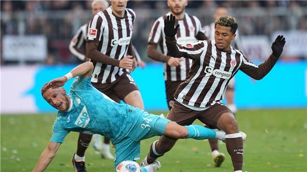 Hoffenheim siegt auswärts – St. Paulis Krise spitzt sich zu Vladimir Coufal (l, 1899 Hoffenheim) und Joel Chima Fujita (r, FC St. Pauli) kämpfen um den Ball.
