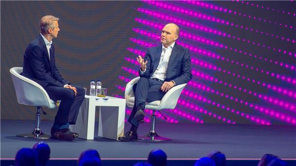 Vodafone-Chef tritt überraschend zum Jahresende ab Vodafone-Chef Nick Read (r.) auf dem Mobile World Congress 2019 in Barcelona.