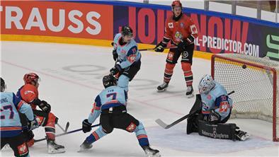 Völlig frei erzielt Jan Urbas (links in rot) in typischer Manier nach nur acht Sekunden in Überzahl das frühe 2:0 für die Fischtown Pinguins beim Gastspiel in der Champions Hockey League beim dänischen Meister SønderjyskE Vojens.