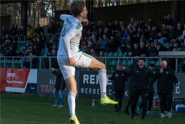 Völlig losgelöst: Eric Köhler hat gerade das 4:0 erzielt und hebt unter dem Jubel der Zuschauer und der Trainer einfach mal eben ab.