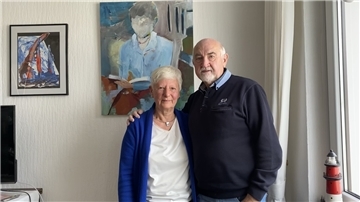Volker und Karin Engelmann stehen vor einem ihrer Lieblingsgemälde.