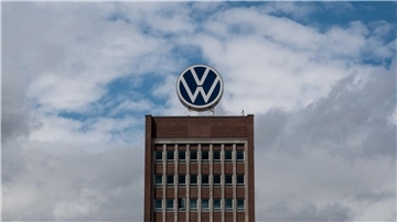 Volkswagen-Chef Oliver Blume will auf die jüngsten Preissenkungen des Konkurrenten Tesla nicht mit Preisnachlässen für die eigenen Elektrofahrzeuge reagieren.