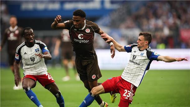 Duell um Stadtherrschaft: HSV und St. Pauli im Derby-Fieber Voll dabei: St. Paulis Oladapo Afolayan (M) kämpft mit Hamburgs Jean-Luc Dompe (l) und Hamburgs Jonas Meffert um den Ball. (Archiv)