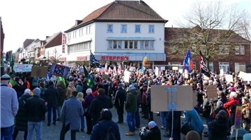 Voll und laut war es bei der Demo gegen Rechts auf dem Rathausplatz in Zeven.
