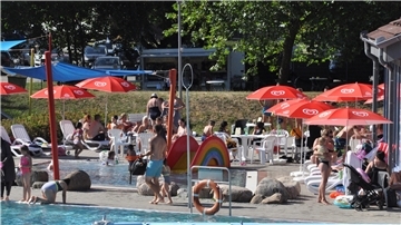 Voll war es am Wochenende im Nordenhamer Freibad. Doch für einen neuen Rekord hat es nicht gereicht.