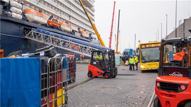 Gabelstapler  vor einem Kreuzfahrtschiff