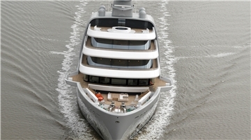 Volle Fahrt voraus: Die „Solaris“ auf der Außenweser.