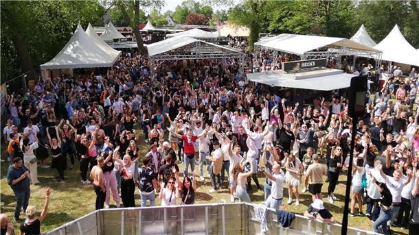 Frühtanz: So feiern die Menschen in Steinau und Lüdingwörth Volle Festwiese beim Frühtanz bei Janssens Tanzpalast in Lüdingworth.