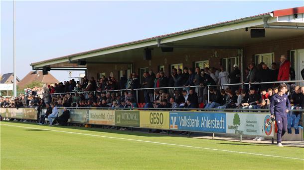 Volle Hütte beim Pokalspiel der U19 des JFV A/O/B/H/Heeslingen gegen die Stuttgarter Kickers im Ahlerstedter Auetal.