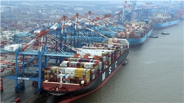 Volle Kaje: Drei der größten Containerfrachter lagen vergangene Woche zusammen am NTB-Terminal.