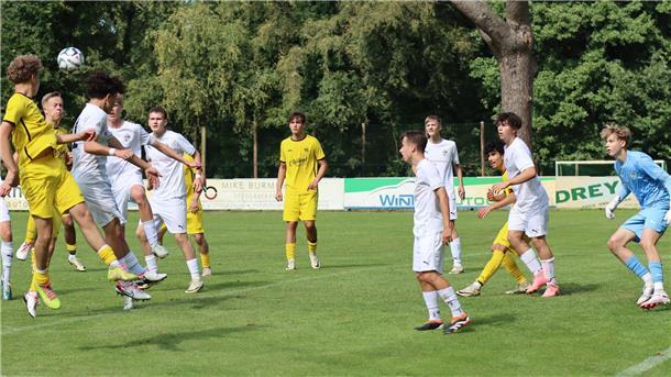 Volle Konzentration ist für die Jungs von A/O/B/H/Heeslingen (weiße Trikots) im Spiel gegen FT Braunschweig angesagt.