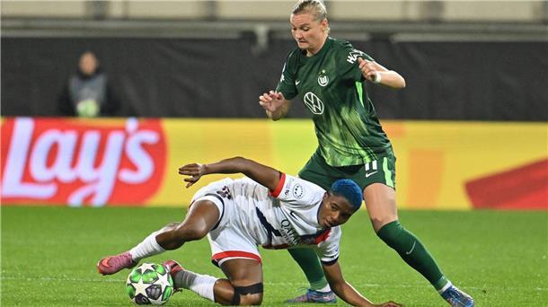 Popp dreht auf: Wolfsburgerinnen siegen klar gegen Paris Voller Einsatz für den VfL Wolfsburg: Alexandra Popp (r).