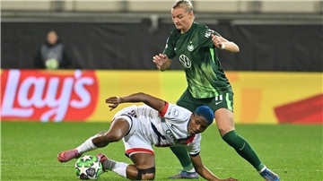 Voller Einsatz für den VfL Wolfsburg: Alexandra Popp (r).