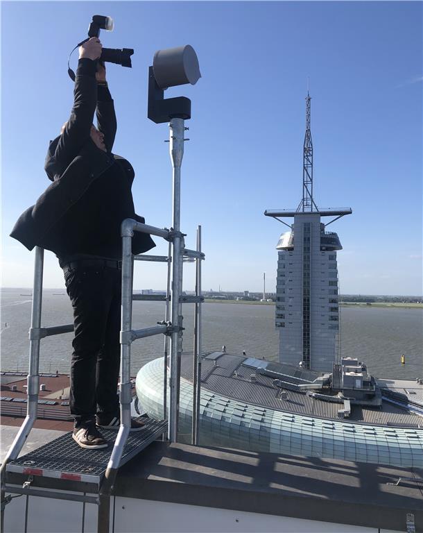 Voller Einsatz in windiger Höhe: NZ-Fotograf Ralf Masorat (1,91 Meter groß) musste sich strecken, um gute Bilder von der Super-Webcam auf dem Dach des Columbus Center zu machen.