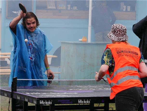 Voller Körpereinsatz beim Tischtennis - selbst im Regen.
