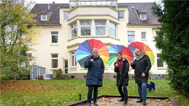 10 Jahre Rechtsanspruch: Das hat Bremerhaven seitdem für Krippen-Kinder getan Voller Optimismus blicken (von links): Mechthild Hohmann, Gisela Tresch und Sandra Lederhaus auf das Grundstück zwischen Lebenshilfe-Kita und Frühförderung, auf dem die neue große, inklusive Krippe entstehen soll.