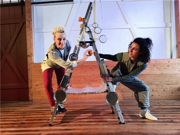 Zwei Frauen an einer Klappleiter