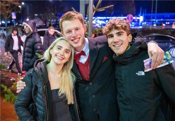 Voller Vorfreude auf den Weihnachtszauber sind Jule Askamp, Collin Riekers und T...