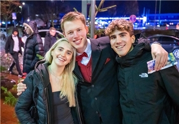 Voller Vorfreude auf den Weihnachtszauber sind Jule Askamp, Collin Riekers und T...
