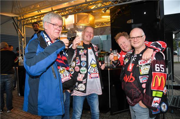 Voller Vorfreude treffen sich die Eishockey-Fans zum Champions-Hockey-League-Due...