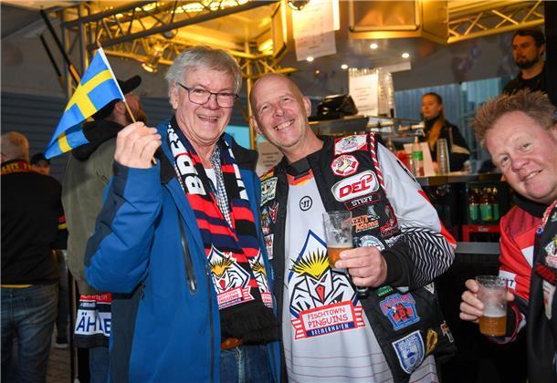 Voller Vorfreude treffen sich die Eishockey-Fans zum Champions-Hockey-League-Due...