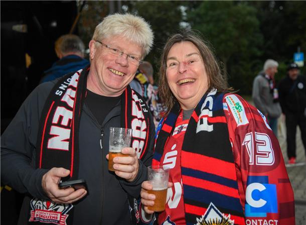 Voller Vorfreude treffen sich die Eishockey-Fans zum Champions-Hockey-League-Due...