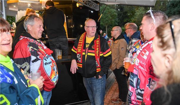 Voller Vorfreude treffen sich die Eishockey-Fans zum Champions-Hockey-League-Due...