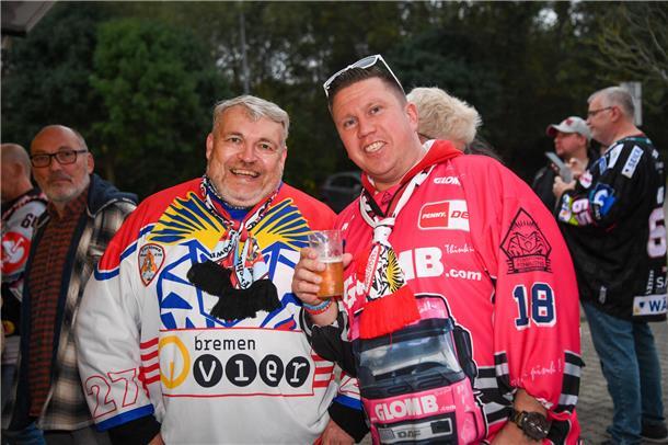 Voller Vorfreude treffen sich die Eishockey-Fans zum Champions-Hockey-League-Due...