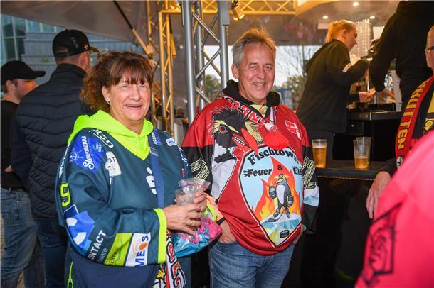 Voller Vorfreude treffen sich die Eishockey-Fans zum Champions-Hockey-League-Due...