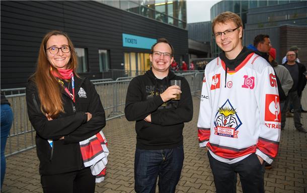 Voller Vorfreude treffen sich die Eishockey-Fans zum Champions-Hockey-League-Due...