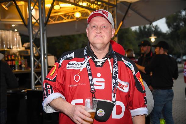 Voller Vorfreude treffen sich die Eishockey-Fans zum Champions-Hockey-League-Due...