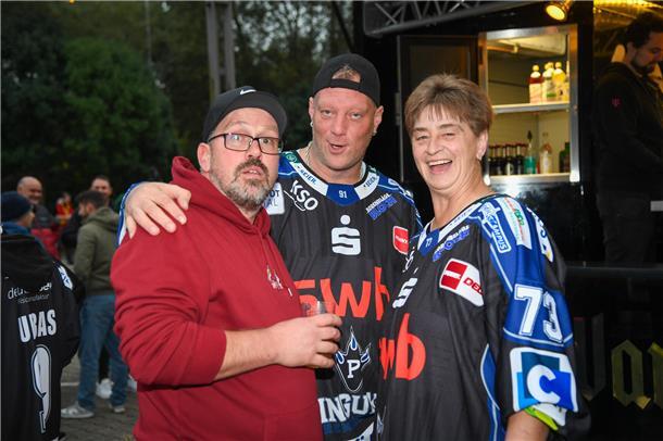 Voller Vorfreude treffen sich die Eishockey-Fans zum Champions-Hockey-League-Due...