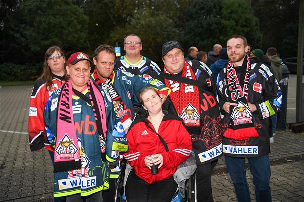 Voller Vorfreude treffen sich die Eishockey-Fans zum Champions-Hockey-League-Due...