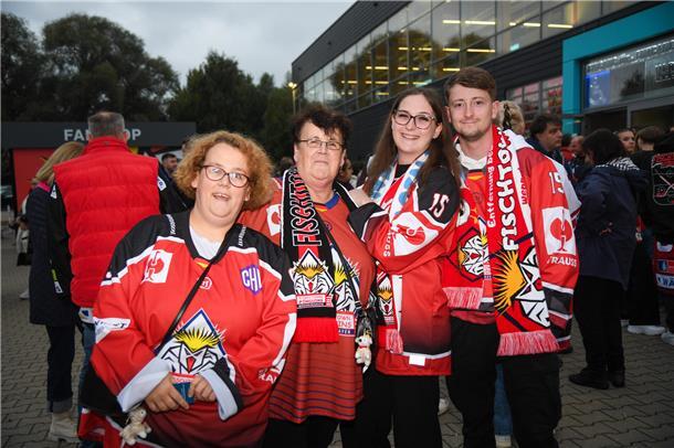 Voller Vorfreude treffen sich die Eishockey-Fans zum Champions-Hockey-League-Due...