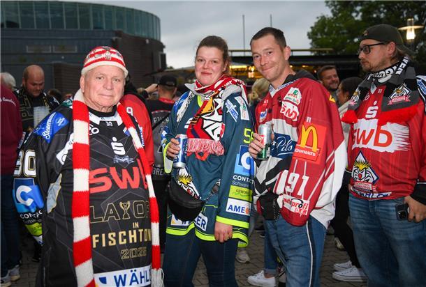 Voller Vorfreude treffen sich die Eishockey-Fans zum Champions-Hockey-League-Due...