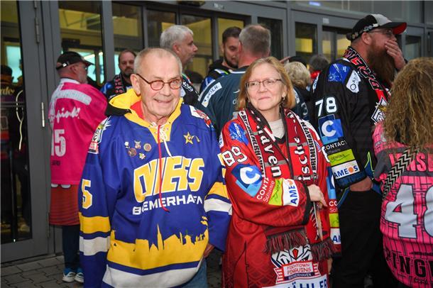 Voller Vorfreude treffen sich die Eishockey-Fans zum Champions-Hockey-League-Due...