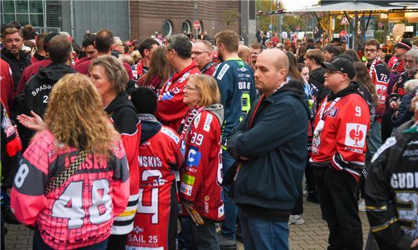 Voller Vorfreude treffen sich die Eishockey-Fans zum Champions-Hockey-League-Due...