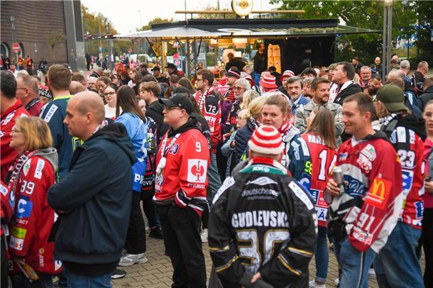 Voller Vorfreude treffen sich die Eishockey-Fans zum Champions-Hockey-League-Due...