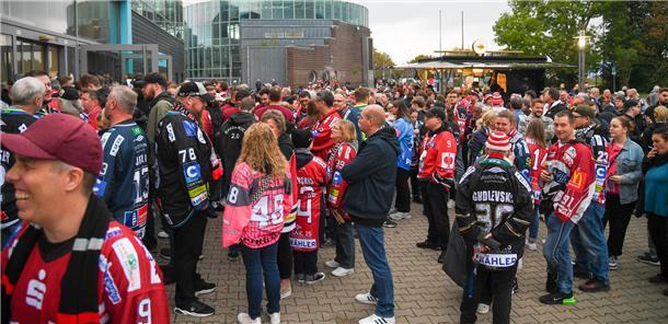 Voller Vorfreude treffen sich die Eishockey-Fans zum Champions-Hockey-League-Due...