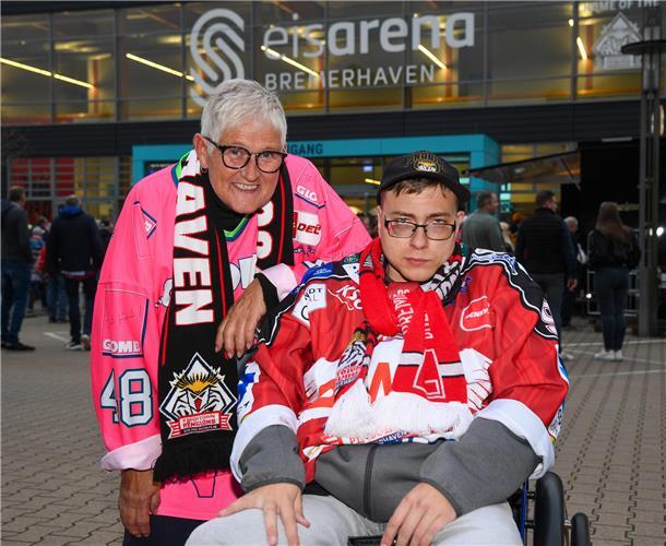 Voller Vorfreude treffen sich die Eishockey-Fans zum Champions-Hockey-League-Due...