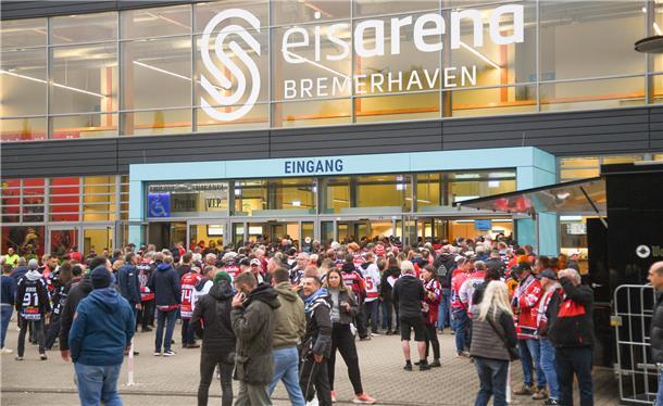 Voller Vorfreude treffen sich die Eishockey-Fans zum Champions-Hockey-League-Due...